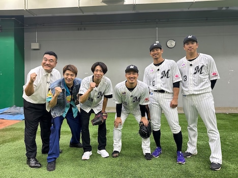 左から山崎弘也、岸優太、相葉雅紀、美馬学選手、荻野貴司選手、角中勝也選手。 (c)フジテレビ