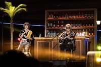 人気画像9位は「B'z、無数の“STARS”と分かち合った35年分の思い『皆さんこそがB'zにとって最大のHERO』」より、バーカウンターで思い出話に花を咲かせるB'z。