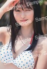 白水着の遠藤さくら、少し眩しげにウインク