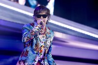 人気画像5位は「B'z、無数の“STARS”と分かち合った35年分の思い『皆さんこそがB'zにとって最大のHERO』」より、サングラス姿で登場した稲葉浩志（Vo）。