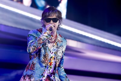人気画像1位は「B’z、無数の“STARS”と分かち合った35年分の思い『皆さんこそがB’zにとって最大のHERO』」より、サングラス姿で登場した稲葉浩志（Vo）。