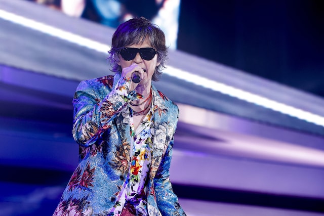 人気画像1位は「B’z、無数の“STARS”と分かち合った35年分の思い『皆さんこそがB’zにとって最大のHERO』」より、サングラス姿で登場した稲葉浩志（Vo）。