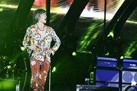 人気画像7位は「B'z、無数の“STARS”と分かち合った35年分の思い『皆さんこそがB'zにとって最大のHERO』」より、稲葉浩志（Vo）。