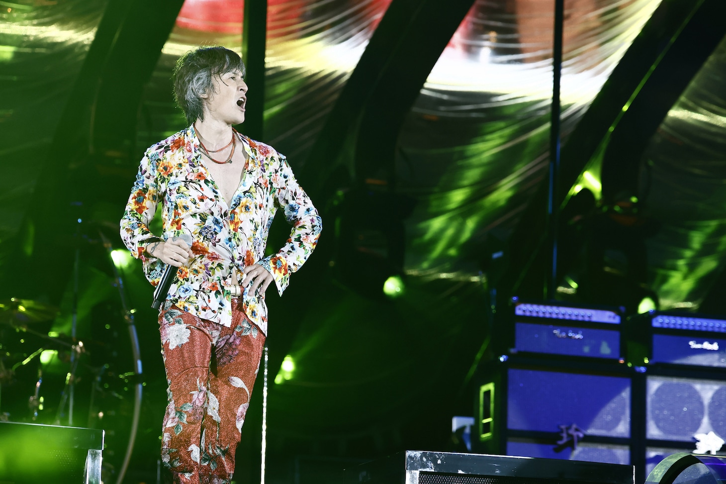 人気画像4位は「B’z、無数の“STARS”と分かち合った35年分の思い『皆さんこそがB’zにとって最大のHERO』」より、稲葉浩志（Vo）。