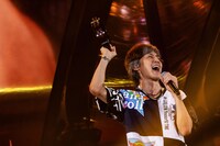 人気画像1位は「B'z、無数の“STARS”と分かち合った35年分の思い『皆さんこそがB'zにとって最大のHERO』」より、ようやく自身の願いが叶い「YES YES YES」をファンと歌う稲葉浩志（Vo）。（ナタリーオリジナル画像）