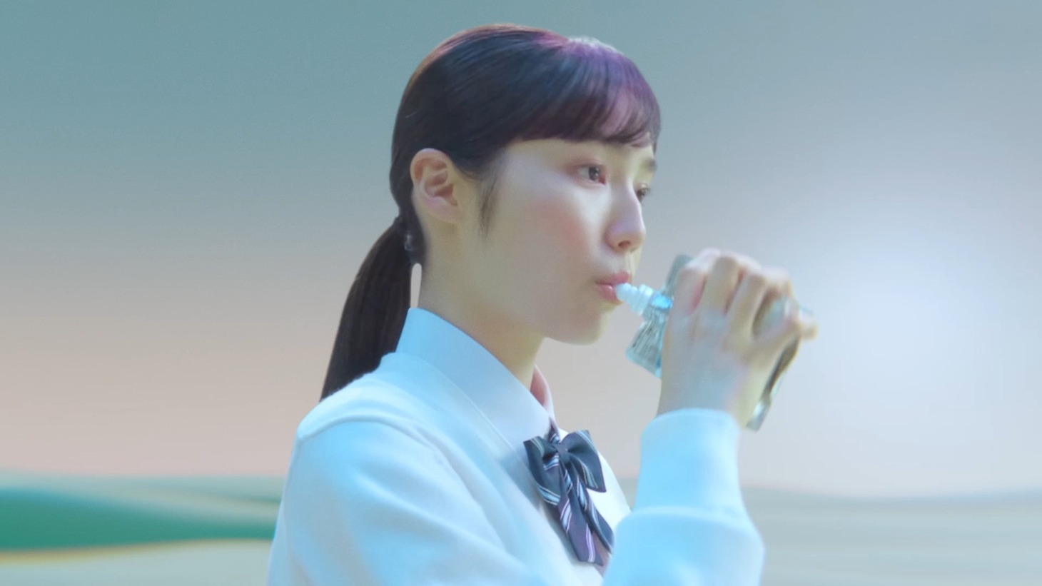 「inゼリーエネルギーブドウ糖」新テレビCM「考えるためのエネルギー」編より。