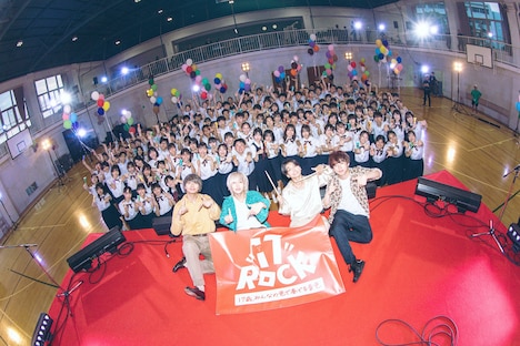 ヤングスキニー「愛すべき日々よ」ミュージックビデオ撮影時の集合写真。