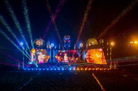 スクリーン上部に巨大オブジェが登場。