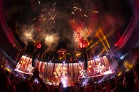 人気画像6位は「B'z、無数の“STARS”と分かち合った35年分の思い『皆さんこそがB'zにとって最大のHERO』」より、花火が打ち上がった瞬間の様子。