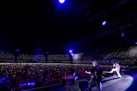 人気画像8位は「B'z、無数の“STARS”と分かち合った35年分の思い『皆さんこそがB'zにとって最大のHERO』」より、「STARS」をパフォーマンスするB'z。