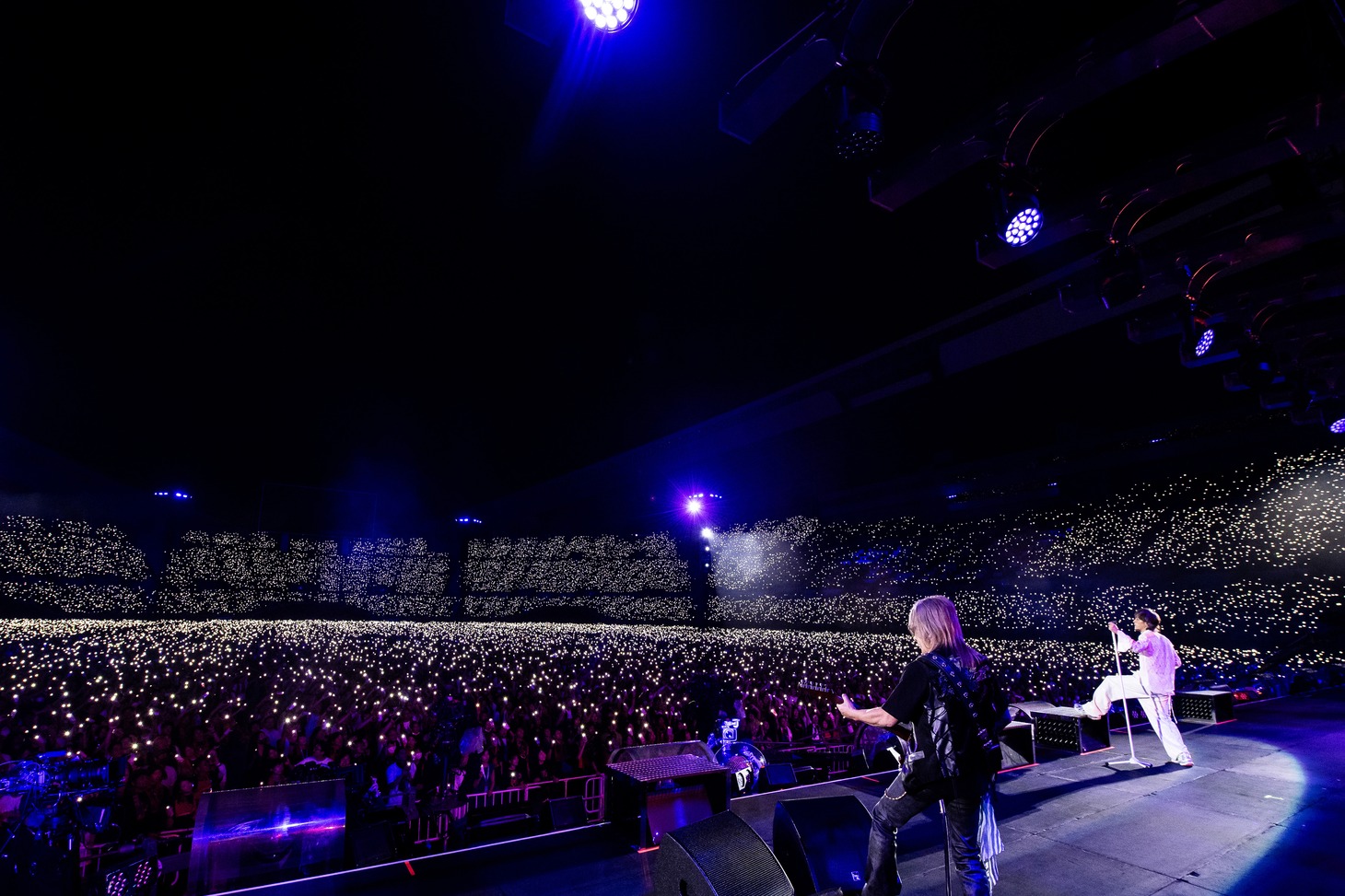 人気画像9位は「B’z、無数の“STARS”と分かち合った35年分の思い『皆さんこそがB’zにとって最大のHERO』」より、幻想的な雰囲気の中で「STARS」をパフォーマンスするB'z。