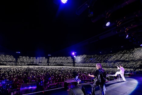 幻想的な雰囲気の中で「STARS」をパフォーマンスするB'z。