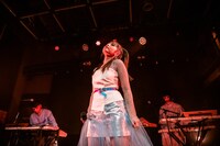 “ドリカヨ”をバックに歌う脇田もなり。