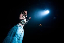 「Sweet Pain」を歌う脇田もなり。