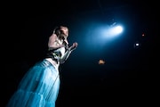 「Sweet Pain」を歌う脇田もなり。