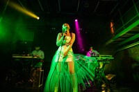 “ドリカヨ”セットで歌う脇田もなり。