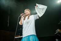 グッズを持ってアンコールのステージに登場した脇田もなり。