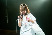 キューブを手にする脇田もなり。