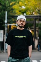 「The Grower's Club Anthem」オリジナルTシャツを着用したNORIKIYO。