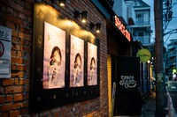 脇田もなりのポスターが飾られたSPACE ODDの外観。