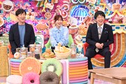 左から飯塚悟志（東京03）、指原莉乃、蛍原徹。 (c)テレビ朝日