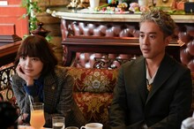 「うちの弁護士は手がかかる」より。左から平手友梨奈、ムロツヨシ。(c)フジテレビ