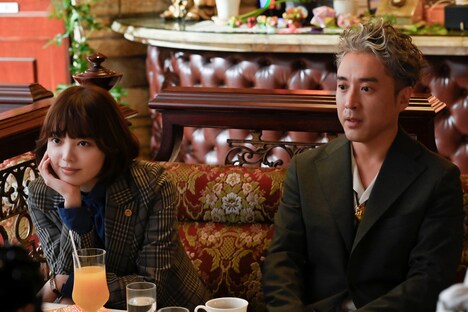 「うちの弁護士は手がかかる」より。左から平手友梨奈、ムロツヨシ。(c)フジテレビ