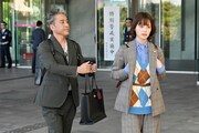 「うちの弁護士は手がかかる」より。左からムロツヨシ、平手友梨奈。(c)フジテレビ