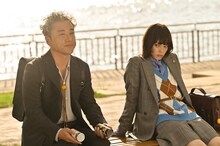 「うちの弁護士は手がかかる」より。左からムロツヨシ、平手友梨奈。(c)フジテレビ