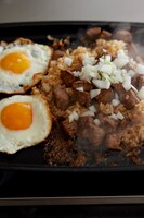 「食べた人が笑顔になる それが最高の喜び 幸せの料理帖」より、サイコロステーキピラフ目玉焼き添え。