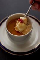 「食べた人が笑顔になる それが最高の喜び 幸せの料理帖」より、モッツァレラチーズ茶わん蒸し。