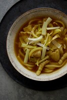 「食べた人が笑顔になる それが最高の喜び 幸せの料理帖」より、カレー南蛮うどん。