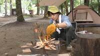 薪をくべる高地優吾（SixTONES）。（写真提供：NHK）