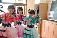 「すきっ！」の振付を披露する坂井仁香、小泉遥香、吉川ひより。