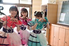 「すきっ！」の振付を披露する坂井仁香、小泉遥香、吉川ひより。