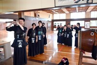超とき宣メンバーが踊る「すきっ！」に反応する岩瀬日本大学高等学校の生徒たち。