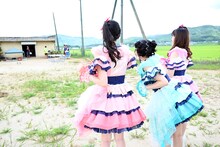 部活中の生徒に挨拶する坂井仁香、吉川ひより、小泉遥香。