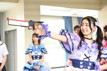 ビームピストルを体験する杏ジュリア。