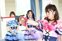 ビームピストルを体験する小泉遥香。