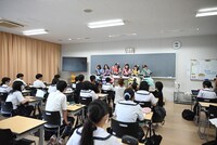 教室の生徒に挨拶する超ときめき♡宣伝部。