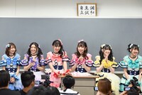 教室の生徒に挨拶する超ときめき♡宣伝部。