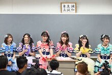 教室の生徒に挨拶する超ときめき♡宣伝部。