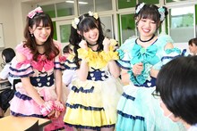 自習中の生徒に話しかける小泉遥香、菅田愛貴、吉川ひより。