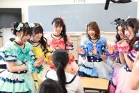 フォトコンテストで審査員ときめき♡賞を受賞した生徒に話しかける超ときめき♡宣伝部。