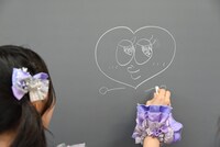 超とき宣の公式キャラクター・パブりんを黒板に描く杏ジュリア。