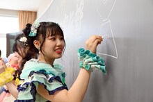 超とき宣の公式キャラクター・パブりんを黒板に描く吉川ひより。