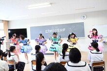 生徒の前で「すきっ！」を披露する超ときめき♡宣伝部。