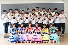 3年生と記念撮影する超ときめき♡宣伝部。