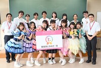 ソーシャルメディア部と記念撮影する超ときめき♡宣伝部。