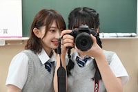 フォトコンテストに挑む辻野かなみと吉川ひより。